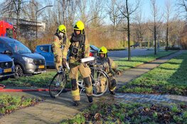 Elektrische fiets spontaan in brand op schoolplein Heiloo