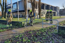 Elektrische fiets spontaan in brand op schoolplein Heiloo