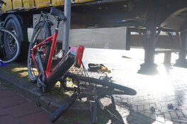 Fietsster komt onder vrachtwagen terecht in Heiloo