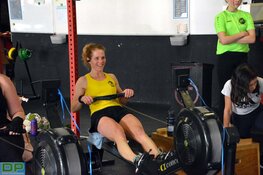 Karin Wittebrood slaagt in missie en roeit 42 km om kinderen te kunnen laten sporten