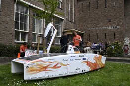 Laurens uit Heiloo op bezoek met zonneauto bij Murmellius Gymnasium in Alkmaar