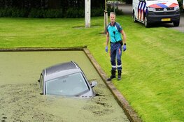 Auto rijdt vijver in aan de Kennemerstraatweg in Heiloo