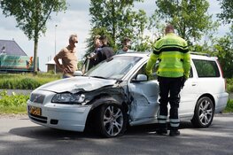 Vrachtwagen en auto in botsing op Boekelerdijk