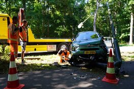 Auto rijdt lantaarnpaal uit de grond in Heiloo