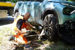 Auto rijdt lantaarnpaal uit de grond in Heiloo