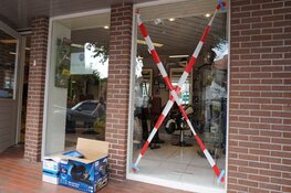 Verwarde man springt door ruit van kapsalon in Heiloo