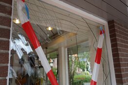 Verwarde man springt door ruit van kapsalon in Heiloo