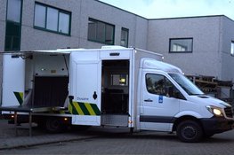 Politie-inval in bedrijfspand in Heiloo