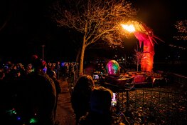 15.500 wandelaars genieten van lichtspektakel Fjoertoer Egmond