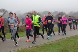 Winters hardloopweer tijdens uitverkochte Pre-Run NN Egmond Halve Marathon