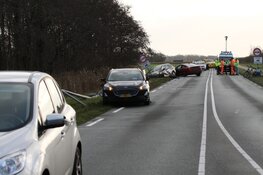 Botsing met vier auto&#39;s op N203 bij Castricum, zeker twee gewonden