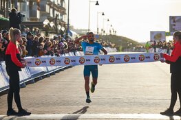 Soufiane Bouchikhi en Nienke Brinkman winnen winterklassieker NN Egmond Halve Marathon